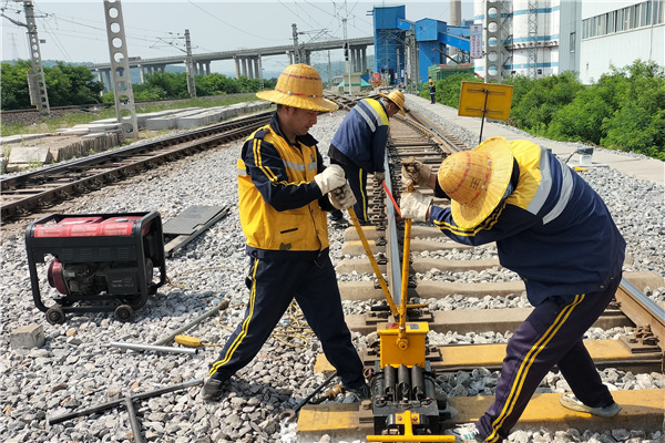 1687937883148052.jpg 施工现场匀轨缝.jpg