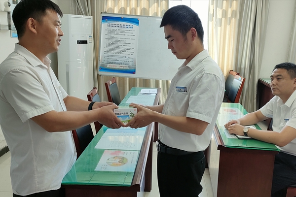 1689651665147703.jpg 发放防暑药品_副本.jpg