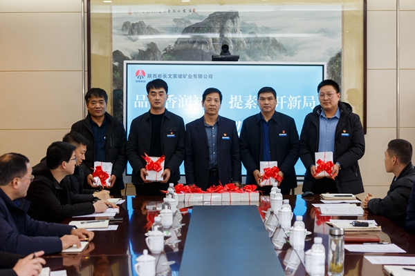 1676340415160305.jpg 赠书仪式.jpg